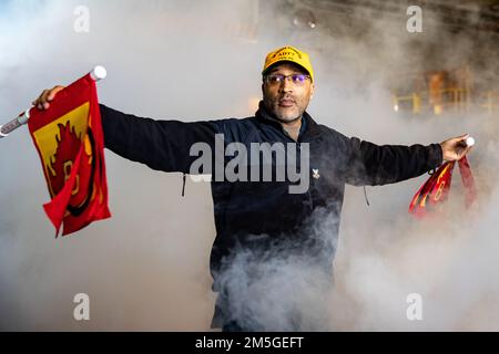 220317-N-NA545-1177 NEWPORT NEWS, VIRGINIA (17 marzo 2022) – Aviation Boatswain’s Mate (Handling) 1st Class (AW/SW/EXW) Miguel A. Lopez, di Tacoma, Washington, la manutenzione della nave e la gestione dei materiali, assistente a bordo della portaerei di classe Nimitz USS George Washington (CVN 73) simula un incendio durante un'esercitazione generale mentre la nave sta conducendo un esercizio simulato in mare. George Washington è in fase di revisione del complesso di rifornimento (RCOH) presso il cantiere navale di Newport News. RCOH è un progetto pluriennale eseguito una sola volta durante i 50 anni di vita di un vettore che include il rifornimento Foto Stock