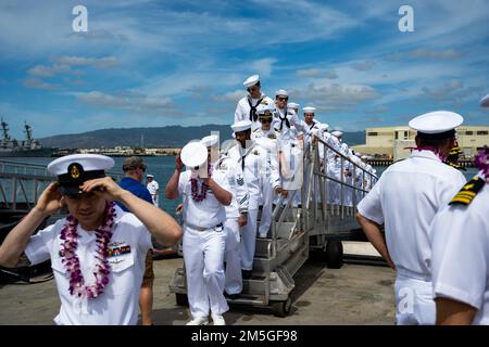 I marinai assegnati al sottomarino ad attacco rapido di classe Virginia USS Minnesota (SSN 783) sbarcano durante il loro arrivo a casa al Joint base Pearl Harbor-Hickam dopo aver completato un cambio di homeport da Groton, Connecticut. La capacità del sottomarino di supportare una moltitudine di missioni, tra cui la guerra anti-sottomarina, la guerra anti-superficie, la guerra di sciopero, la sorveglianza e la ricognizione ha reso il Minnesota uno dei sottomarini più capaci e avanzati del mondo. Foto Stock