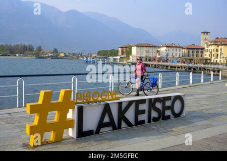 Hashtag Lago d'Iseo, in bicicletta intorno al Lago d'Iseo, Pisogne, provincia di Brescia, Italia Foto Stock