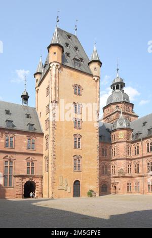 Cortile interno con il castello rinascimentale di Johannisburg ad Aschaffenburg, bassa Franconia, Franconia, Spessart, Baviera, Germania Foto Stock