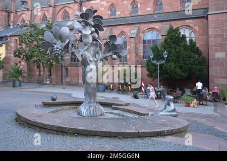 Fontana del Paradiso di Gernot Rumpf 1973 al mercato della patata con Chiesa Collegiata a Neustadt an der Weinstrasse, Renania-Palatinato, Germania Foto Stock