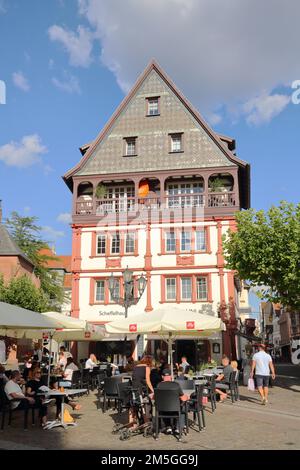 Storica casa a graticcio Scheffelhaus sulla piazza del mercato a Neustadt an der Weinstrasse, Renania-Palatinato, Germania Foto Stock