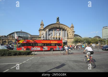 Costruzione della stazione principale con ciclista e tour della città autobus turistico, omnibus, turistico, tour della città, città, Bahnhofsviertel, meno, Francoforte, Assia Foto Stock