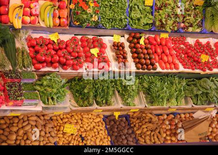 Frutta, verdura, frutta, bancarella di mercato e presentazione di alimenti, pomodori, patate, insalata, in Kleinmarkthalle, Altstadt, Main, Francoforte, Assia Foto Stock