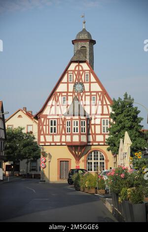 Storico municipio come casa a graticcio con guglia e finestra a baia a Bergen, meno, Francoforte, Assia, Germania Foto Stock