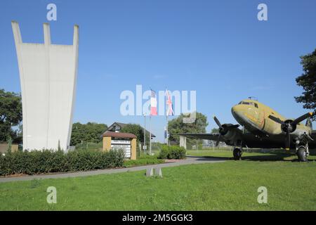 Monumento del ponte aereo con l'aereo ad elica Raisin Bomber Douglas C-47 Dakota e bandiere nazionali, francese, inglese, aereo, RhineMain Regionale Foto Stock