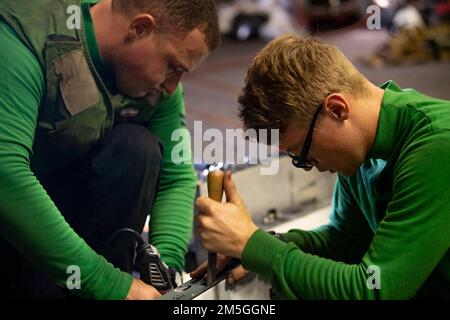 PHILIPPINE SEA (17 marzo 2022) Aviation Electronics Technician 2nd Class Mason Gonzalez, a sinistra, da Radcliff, Kentucky, E Aviation Structural Mechanic Airman Joshua Roseberry, di Fairland, Okla., entrambi assegnati ai “Raptors” di Helicopter Maritime Strike Squadron (HSM) 71, modificare un toolbox per soddisfare le nuove specifiche a bordo di Arleigh Burke-classe cacciatorpediniere missile guidato USS Spruance (DDG 111). Abraham Lincoln Strike Group è in fase di implementazione pianificata nell'area delle operazioni della flotta 7th degli Stati Uniti per migliorare l'interoperabilità attraverso alleanze e partnership e allo stesso tempo servire da pronta risposta per Foto Stock