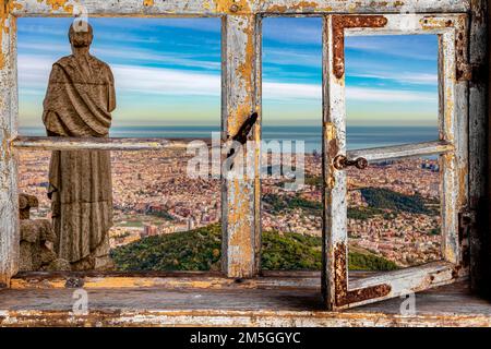 Vista da una finestra in legno su Barcellona Foto Stock