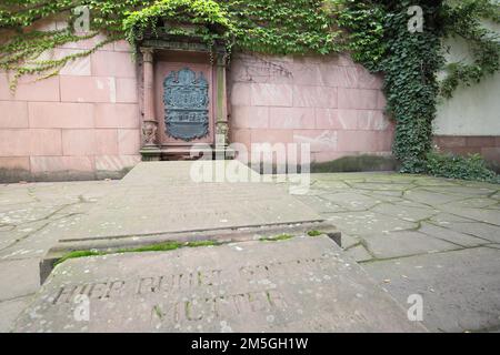 Lapide di Katharina Elisabeth Aja Goethe con iscrizione, Madre di Wolfgang, Liebfrauenschule, Centro Città, Main, Francoforte, Assia, Germania Foto Stock