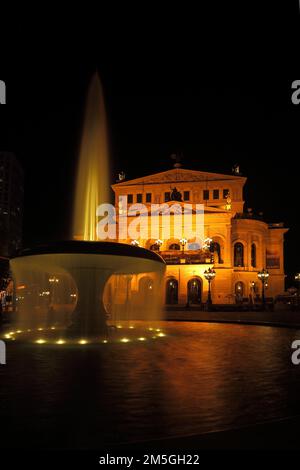 Fontana Lucae con Old Opera House, ripresa notturna, illuminazione, illuminazione, luce artificiale, Piazza dell'Opera, centro città, meno, Francoforte, Assia, Germania Foto Stock