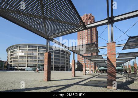 Walther von Cronberg Platz con Colosseo e Main Plaza Hotel Lindner 88m, Sachsenhausen, meno, Francoforte, Assia, Germania Foto Stock