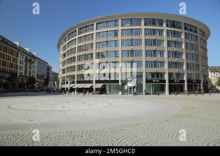 Walther-von-Cronberg-Platz con Colosseo, Sachsenhausen, meno, Francoforte, Assia, Germania Foto Stock