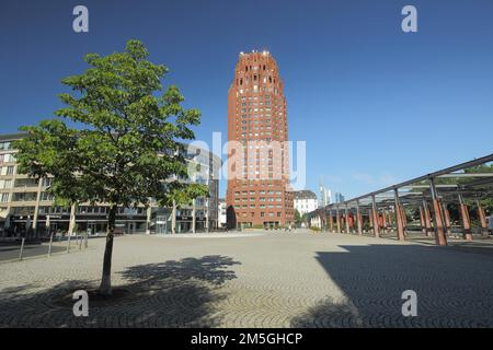 Walther-von-Cronberg-Platz con Colosseo e Main Plaza Hotel Lindner 88m, Sachsenhausen, meno, Francoforte, Assia, Germania Foto Stock