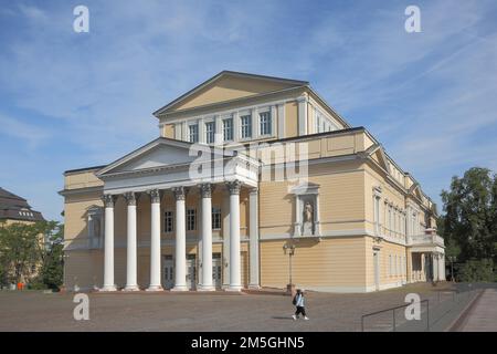 Archivio di Stato giallo classicista Casa di Storia con colonne su Karolienplatz, Darmstadt, Bergstrasse, Assia, Germania Foto Stock