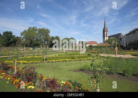 Il Giardino del Principe Giorgio e la Torre della Chiesa di San Elisabeth a Darmstadt, Bergstrasse, Assia, Germania Foto Stock