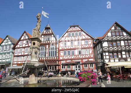 Case a graticcio con fontana del mercato, Rolandsbrunnen, piazza del mercato, Fritzlar, Assia, Germania Foto Stock