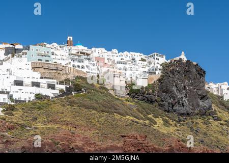 Il villaggio di Imerovigli visto dal promontorio di roccia di Skaros, Grecia Foto Stock