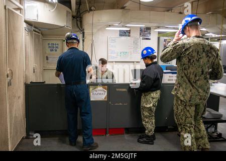 STATI UNITI I marinai della Marina controllano il materiale pericoloso usato per la manutenzione a bordo della portaerei USS John C. Stennis (CVN 74), in Newport News, Virginia, 17 marzo 2022. Il John C. Stennis si trova nel cantiere navale di Newport News e lavora insieme a NNS, NAVSEA e appaltatori che dirigono RCOH come parte della missione di consegnare la nave da guerra di nuovo nella lotta, in tempo e nel budget, per riprendere il suo dovere di difesa degli Stati Uniti. Foto Stock