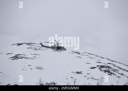 Eirik Stueland, Royal Norwegian Air Force, cavalca in una Venom UH-1Y durante Exercise Cold Response 2022, Setermoen, Norvegia, 17 marzo 2022. Stueland è il comandante della Maritime Helicopter Wing, la UH-1Y Venom è assegnato a Marine Light Attack Helicopter Squadron 269. Exercise Cold Response '22 è un esercizio biennale di preparazione e difesa nazionale norvegese che si svolge in tutta la Norvegia, con la partecipazione di ciascuno dei suoi servizi militari, nonché di altre 26 nazioni alleate dell'Organizzazione del Trattato del Nord Atlantico e partner regionali. Foto Stock