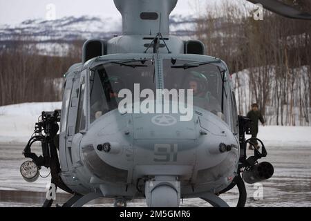 Eirik Stueland prepara una Venom UH-1Y per il decollo durante Exercise Cold Response 2022, Setermoen, Norvegia, 17 marzo 2022. Stueland è il comandante della Maritime Helicopter Wing. Stueland è il comandante della Maritime Helicopter Wing e la UH-1Y Venom è assegnato a Marine Light Attack Helicopter Squadron 269. Exercise Cold Response '22 è un esercizio biennale di preparazione e difesa nazionale norvegese che si svolge in tutta la Norvegia, con la partecipazione di ciascuno dei suoi servizi militari, nonché da 26 ulteriori trattati nordatlantici OR Foto Stock