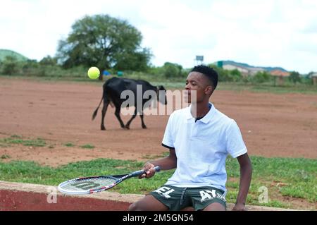 I giocatori di tennis di Village hanno ricevuto una nuova serie di kit di gioco dopo la pubblicazione di un articolo che mette in evidenza la loro situazione, Limpopo, Sudafrica Foto Stock