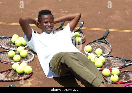 I giocatori di tennis di Village hanno ricevuto una nuova serie di kit di gioco dopo la pubblicazione di un articolo che mette in evidenza la loro situazione, Limpopo, Sudafrica Foto Stock