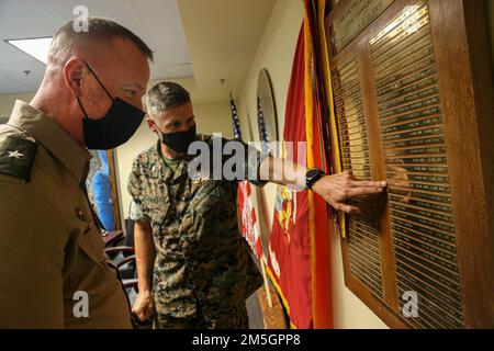 STATI UNITI Christopher Bopp, l'ufficiale comandante della base del corpo Marino (MCB) Camp Blaz, di sinistra, parla con gli Stati Uniti Esercito Brig. Gen. Kirk E. Gibbs, comandante e ingegnere di divisione per gli Stati Uniti Corpo dell'esercito degli ingegneri Pacific Ocean Division, mentre osservano i nomi dei precedenti ufficiali di comando della Barracks Marina Guam, attualmente noto come MCB Camp Blaz, 17 marzo 2022. La Caserma Marina fu ufficialmente fondata nel villaggio di Sumay, Guam, nel 1901. Nell'ottobre 2018, il Segretario della Marina approvò la raccomandazione del Comandante del corpo Marino, che il nuovo corpo Marino in Foto Stock