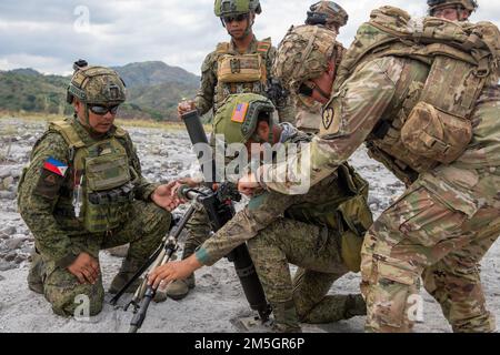 STATI UNITI Personale dell'esercito. Adam Tyson, leader di sezione con sede centrale e sede centrale, 2nd battaglione, 27th reggimento fanteria, 3rd squadra di combattimento della Brigata di Fanteria, 25th divisione di Fanteria, guida un soldato dell'esercito filippino con 92nd battaglione di Fanteria, 1st squadra di combattimento della Brigata, 2nd divisione di Fanteria, Attraverso la tecnica a giacitura diretta durante un esercizio di allenamento combinato di Malta durante Salaknib 2022 su Fort Magsaysay, Nueva, Ecija, Filippine, marzo 17, 2022. Salaknib è un esercito filippino-guidato annuale, Stati Uniti L'Esercito Pacifico sponsorizzato esercizio bilaterale progettato per migliorare la PAC degli Stati Uniti e delle Filippine dell'Esercito Foto Stock