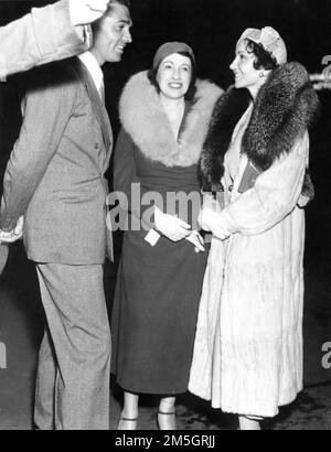 CLARK GABLE sua moglie 2nd RIA LANGHAM GABLE e CLAUDETTE COLBERT alla stazione ferroviaria di Los Angeles nel giugno 1932 per dire Arrivederci a JOAN CRAWFORD e suo marito DOUGLAS FAIRBANKS Jr. Lasciando sul capo di Santa Fe a New York e poi in nave per l'Europa Foto Stock