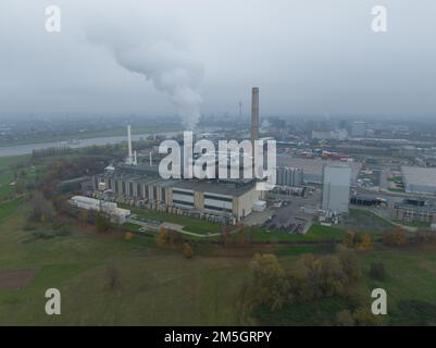 Dusseldorf, 11th dicembre 2022, Germania. La centrale termica combinata di Lausward è una centrale a turbina a gas e a vapore. Foto Stock