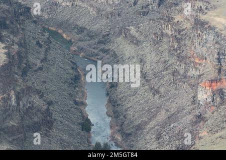 Un elicottero AH-64E Apache assegnato a 1-229 Attack Battalion, 16th Combat Aviation Brigade, vola sul fiume Snake vicino al centro di addestramento al combattimento di Orchard il 17 marzo 2022. L'unità stava conducendo tavoli da tiro aerei e allenamenti congiunti con gli Stati Uniti Air Force e Idaho Air National Guard. Foto Stock