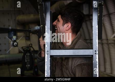 Tecnico. Jose Corral DeLeon, 36th unità di manutenzione degli aeromobili, manager della cannibalizzazione, si prepara a creare una scaletta per un pilota che salirà da un F-16 Fighting Falcon dopo aver volato alla base aerea di Osan, Repubblica di Corea, il 18 marzo 2022. Corral DeLeon è uno dei tre Airmen assegnati alla AMU 36th premiato con il titolo di Crew Chief of the Year, mantenendo la striscia vincente di 36 mesi dello squadrone. Foto Stock