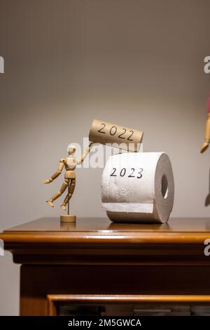 Carte igieniche scritte come 2022 e 2023 che significa vedere il vecchio anno andare e accogliere il nuovo anno in Foto Stock