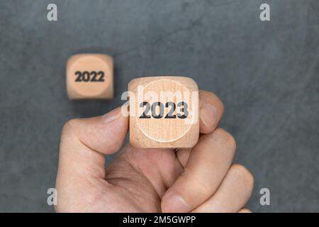 Esprimi il processo di cambio a 2023 con BLOCCO di legno Foto Stock