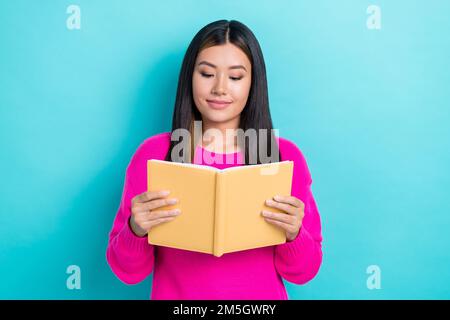 Foto di bella concentrata donna indossare abiti alla moda leggere libro romanzo genere isolato su sfondo di colore ciano Foto Stock