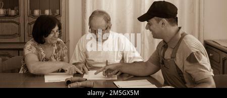 Immagine di un tecnico idraulico che porta una fattura per il lavoro da svolgere a una coppia anziana. Firma e stipula del contratto di lavoro. H Foto Stock