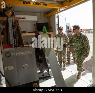 Gen. Kimberly Colloton, comandante generale degli Stati Uniti Esercito corpo degli ingegneri Divisione transatlantica, ascolta un briefing da parte degli Stati Uniti Navy Builder 2nd Class Sabino Pizzano, assegnato al Battaglione Navale Mobile Construction 27, in un cantiere che utilizza il sistema FRAMECAD della base aerea di Ali al Salem, Kuwait, 17 marzo 2022. Colloton è in Kuwait per rivedere i progetti di costruzione e partecipare a importanti impegni con i leader con le parti interessate e i clienti della Divisione transatlantica in Medio Oriente. Foto Stock