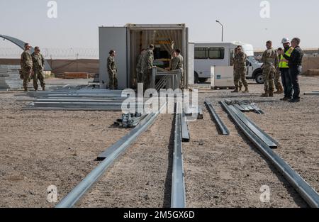 Un sito di costruzione temporaneo utilizzato da Seabees assegnato a Naval Mobile Construction Battalion 27, e Army Theater Engineer Brigade ingegneri, per formare e assemblare strutture in acciaio laminato a freddo per edifici semi-permanenti presso Ali al Salem Air base, Kuwait, 17 marzo 2022. Colloton è in Kuwait per rivedere i progetti di costruzione e partecipare a importanti impegni con i leader con le parti interessate e i clienti della Divisione transatlantica in Medio Oriente. Foto Stock