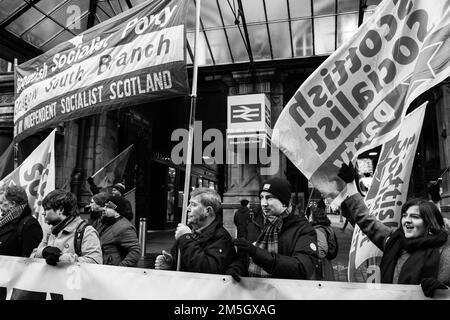 Glasgow Strike Solidarity si raduna a sostegno della National Union of Rail, Maritime and Transport Workers picket line fuori dalla stazione centrale. Foto Stock