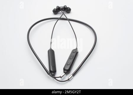 cuffie sportive wireless isolate su sfondo bianco Foto Stock