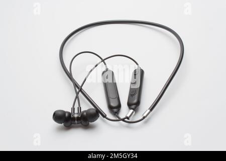 cuffie sportive wireless isolate su sfondo bianco Foto Stock