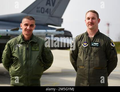 STATI UNITI Kyle Senn, 555th Fighter Squadron F-16 Fighting Falcon pilota, della 31st Fighter Wing, Aviano Air base, Italia, E un pilota croato MIG-21 assegnato al 191st Fighter Squadron dell'aeronautica croata, posa per una foto durante le operazioni Agile Combat Employment presso la 91st Air base della Croazia a Pleso, 17 marzo 2022. Il 31st FW ha eseguito operazioni ACE di routine con gli alleati croati in una missione per migliorare la disponibilità necessaria a rispondere a qualsiasi sfida potenziale nel Sud-est Europa. Foto Stock