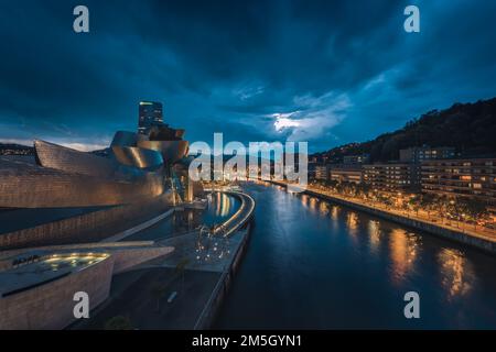 Bilbao, con il punto di riferimento e il fiume Nervion al tramonto, Bilbao, Paesi Baschi, Spagna Foto Stock