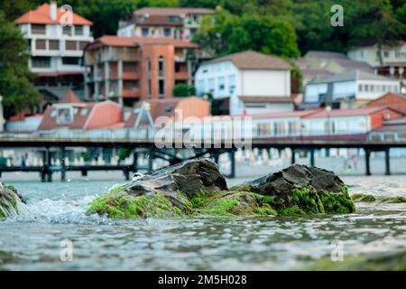 Piccolo comune di Atrani in Costiera Amalfitana in provincia di Salerno, Campania, Italia. La costiera amalfitana sul Golfo di Salerno è molto frequentata per viaggi e vacanze Foto Stock