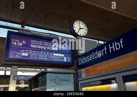 Una bacheca di partenza della Deutsche Bahn che visualizza le informazioni sui treni InterCity alla stazione centrale HBF di Dusseldorf, Germania Foto Stock