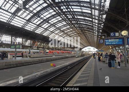 Passeggeri in attesa sul binario alla stazione centrale HBF di Dortmund, Germania, novembre 2022 Foto Stock