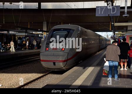 I passeggeri che viaggiano sul binario di un TRENO ICE Inter City Deutsche Bahn partono dalla stazione centrale HBF di Dusseldorf, Germania Foto Stock