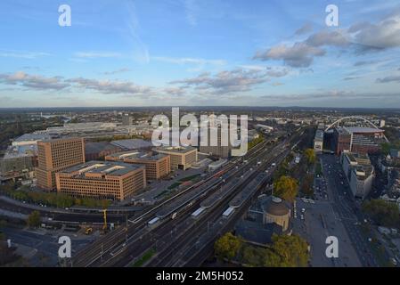 Una vista aerea della stazione Köln Messe/Deutz di Colonia un'importante stazione ferroviaria della Deutsche Bahn, vicino agli uffici del Gruppe di Zurigo, Germania, novembre 2022 Foto Stock