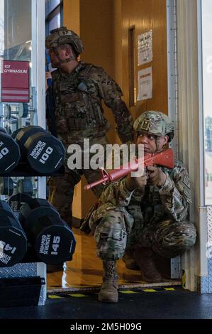 I militari assegnati allo Squadron delle forze di sicurezza 19th assicurano una stanza durante un'esercitazione di risposta di emergenza alla base dell'aeronautica di Little Rock, Arkansas, 17 marzo 2022. LRAFB ha condotto il proprio esercizio ROCKI 22-02 con il sostegno del Federal Bureau of Investigation, del Pulaski County Sherriff’s Office e del Jacksonville Fire Department per valutare la capacità dell’ala di rispondere a varie minacce alla sicurezza. Foto Stock