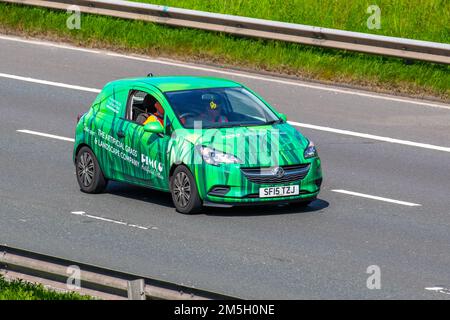 PIMCO, l'artificiale Grass & Landscape Company Green Vehicle Wrapping su 2015 Vauxhall CORSA CDTI EXOFLEX S/S START STOP 1248cc Diesel veicolo commerciale manuale a 5 velocità; viaggiando sull'autostrada M6 UK Foto Stock